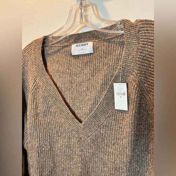 NWT Old navy size M women’s v neck sweater - Picture 2 of 5